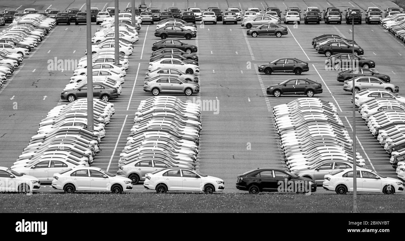 Reihen eines neuen Autos in einem Verteilzentrum einer Autofabrik geparkt. Blick von oben auf den Parkplatz im Freien. Stockfoto