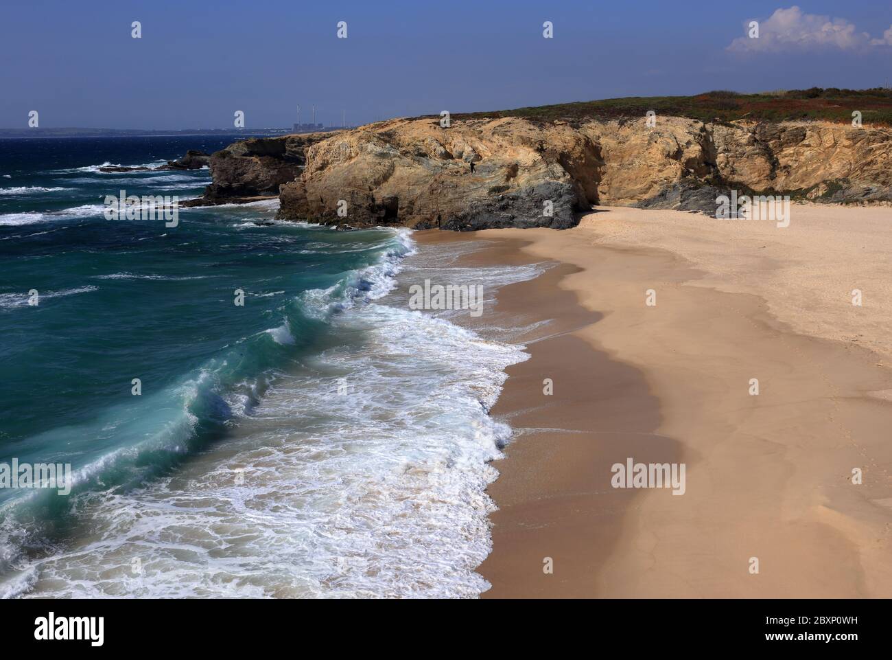 Portugal, Alentejo, Sines. Schöner, menschenleerer, unberührter Strand im malerischen Dorf Porto Covo an der Atlantikküste Portugals. Stockfoto