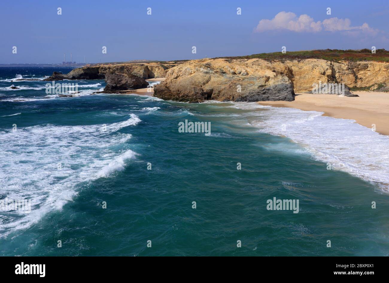 Portugal, Alentejo, Sines. Schöner, menschenleerer, unberührter Strand im malerischen Dorf Porto Covo an der Atlantikküste Portugals. Stockfoto