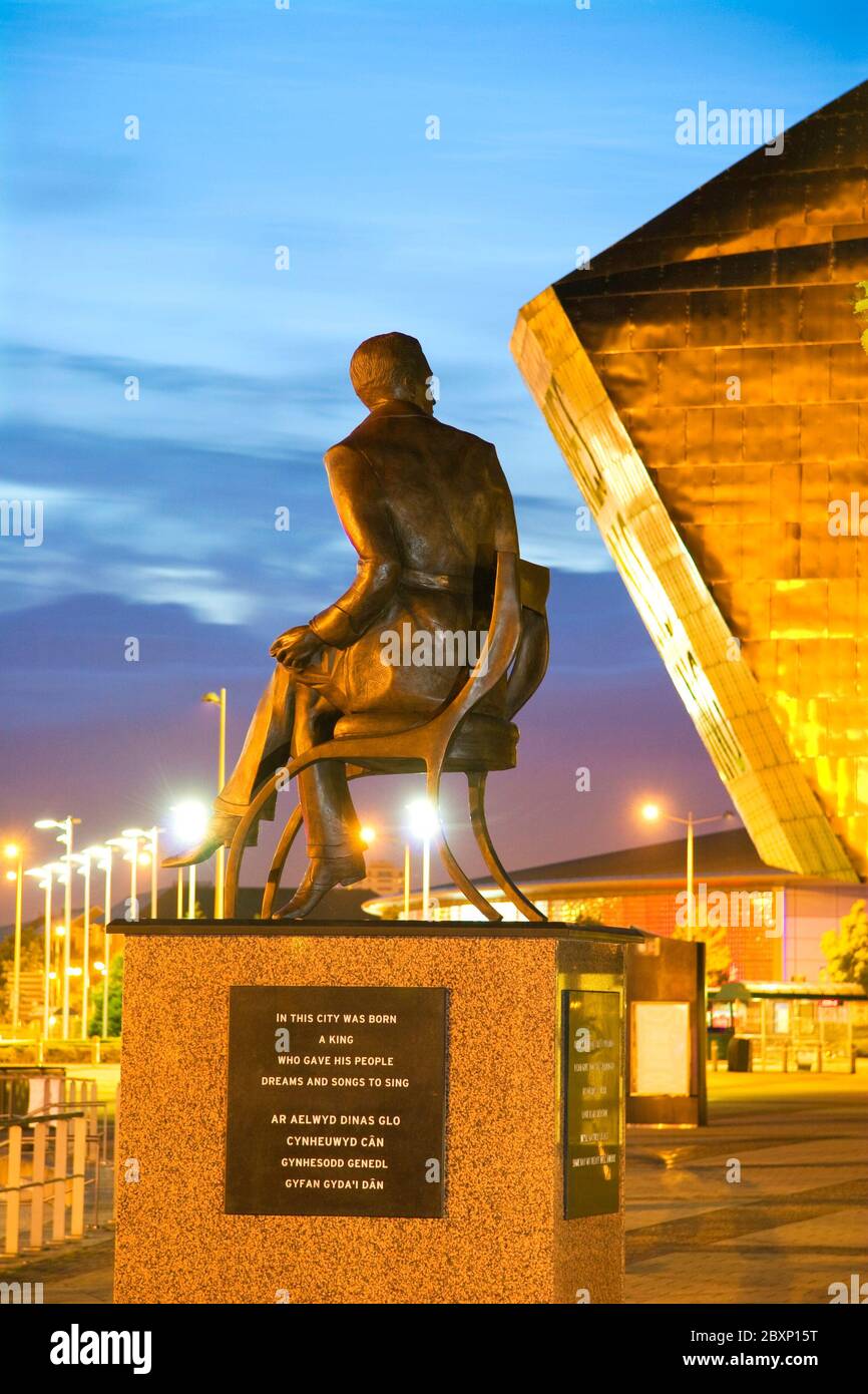 Statue von Ivor Novello, Cardiff Bay, Cardiff, Wales, Großbritannien Stockfoto