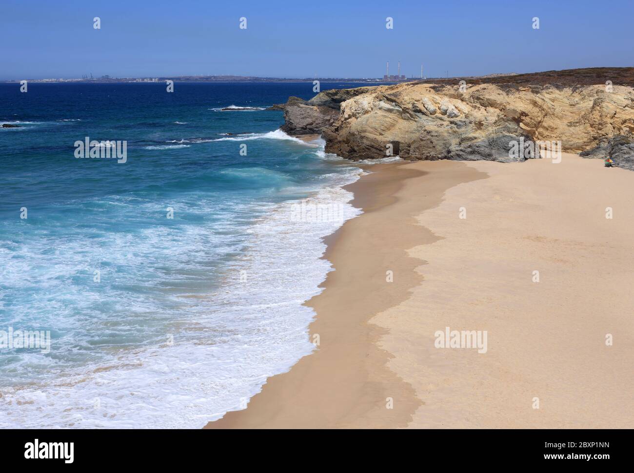 Portugal, Alentejo, Sines. Schöner, menschenleerer, unberührter Strand im malerischen Dorf Porto Covo an der Atlantikküste Portugals. Stockfoto