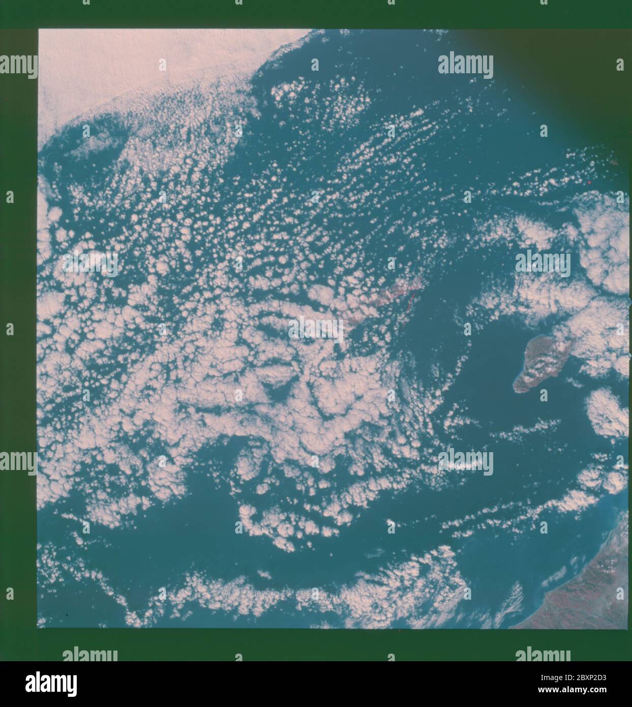 AS09-26A-3797A - Apollo 9 - Apollo 9 Missionsbild - S0-65 Multispektralfotografie - Kalifornien; Umfang und Inhalt: Die Originaldatenbank beschreibt dies wie folgt: Beschreibung: Erdbeobachtung aufgenommen von der Apollo 9 Crew. Blick ist auf Santa Catalina und San Clemente Inseln und San Clementee Küste, Kalifornien. Der Breitengrad betrug 32.57 N bei Längengrad 118.40 W, die Überlappung betrug 7.5 %, die Höhenmeilen 132 und die Wolkendecke 60 %. Diese Bilder wurden im Rahmen des NASA S0-65 Experiments Multispectral Terrain Photography aufgenommen. Das Experiment ermöglicht die gleichzeitige Satellitenfotografie der Erdoberfläche in Th Stockfoto