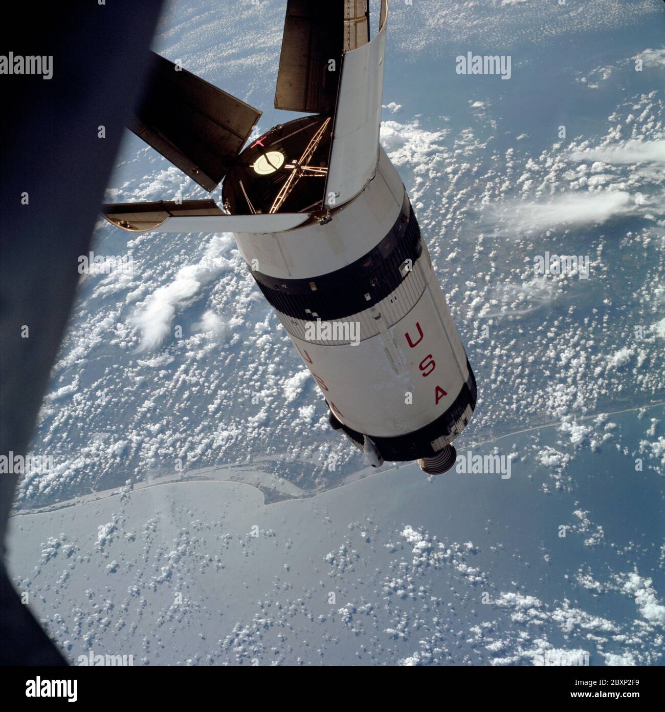 AS07-03-1545 - Apollo 7 - Apollo 7 Mission, Saturn IVB während der Andockmanöver; Umfang und Inhalt: Die Originaldatenbank beschreibt dies wie folgt: Beschreibung: Die aufgelaufene Saturn IVB-Etappe, wie sie von der Apollo 7 Raumsonde während Transposition und Andocken Manöver in einer ungefähren Höhe von 125 Seemeilen fotografiert wurde, verging am Boden eine Zeit von drei Stunden und 16 Minuten (Beginn der dritten Revolution). Dieser Blick ist über den Atlantik vor der Küste von Cape Kennedy, Florida. Die Küste Floridas von Flangler Beach südwärts bis Vero Beach ist sichtbar. Ein Großteil der Halbinsel Florida kann es sein Stockfoto