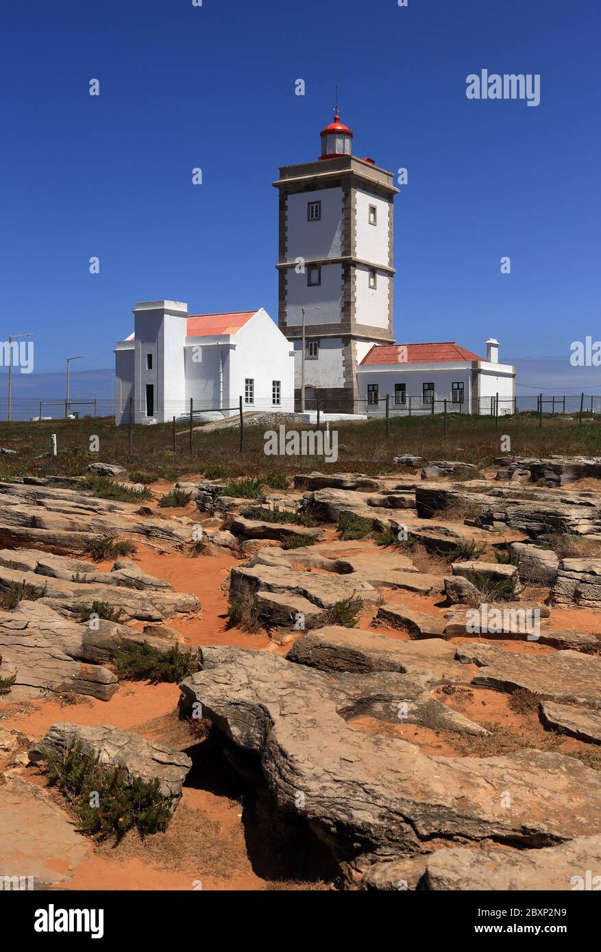 Peniche, Leiria, Portugal. Der Leuchtturm am Cape Carvoeiro - Cabo Carvoeiro an Portugals zerklüfteter Atlantikküste. Stockfoto