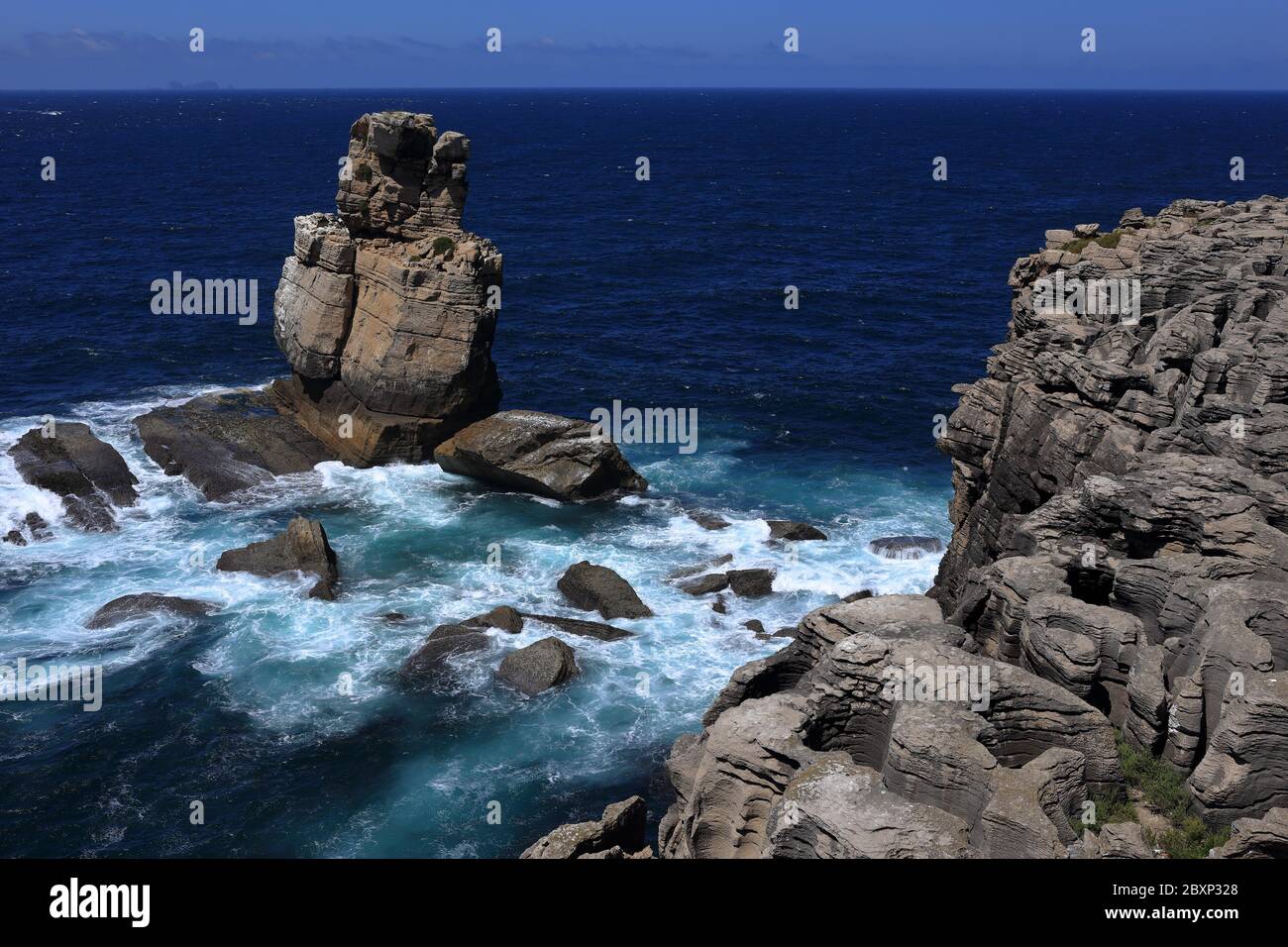 Die zerklüftete Küste und der Atlantik bei Nau dos Corvos bei Cape Carvoeiro, Peniche, Leiria, Portugal. Stockfoto