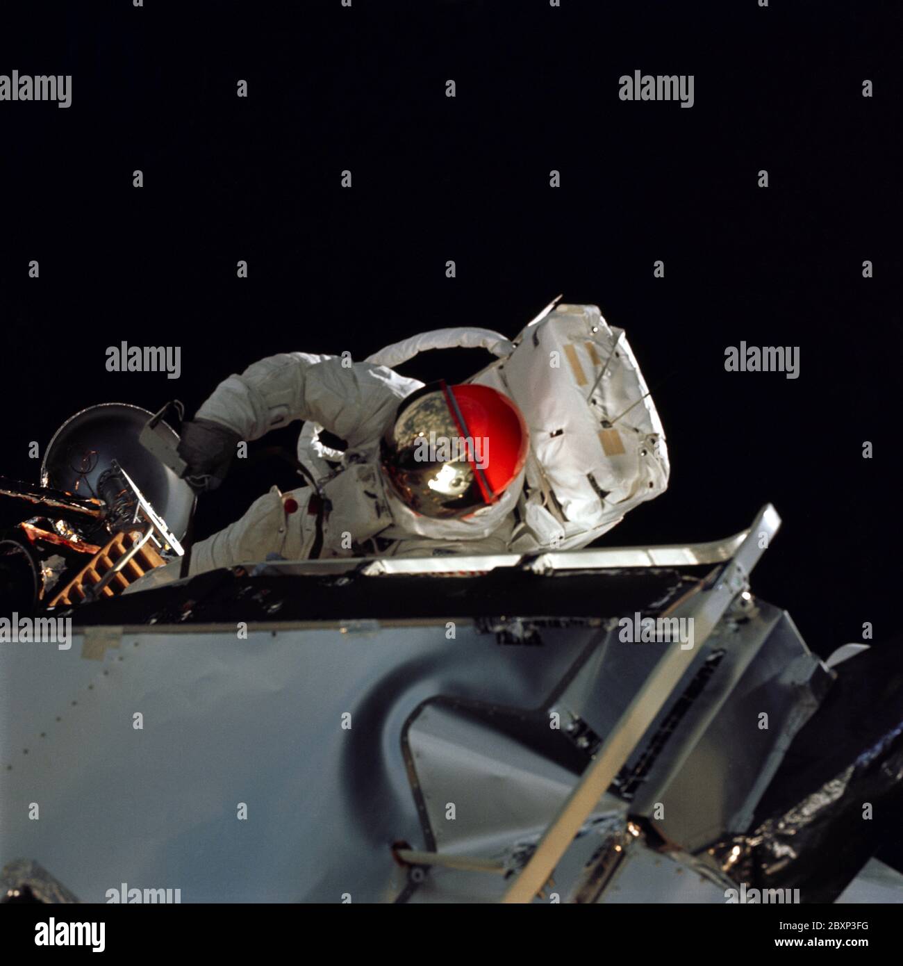 AS09-19-2994 - Apollo 9 - Apollo 9 Missionsbild - Astronaut Russell L. Schweickart, Mondlandespilot, während EVA; Umfang und Inhalt: Die Originaldatenbank beschreibt dies als: Beschreibung: Astronaut Russell L. Schweickart, Mondmodulpilot, wird vom Command Module (CM) Gumdrop während seiner Extravehicular Activity (EVA) am vierten Tag der Apollo 9 Erdorbitalmission fotografiert. Er hält in der rechten Hand eine thermische Probe, die er von der Außenseite des Mondmoduls (LM) abruft. Das Command and Service Module (CSM) und LM Spider sind angedockt. Schweickart, trägt einen Extravehicu Stockfoto