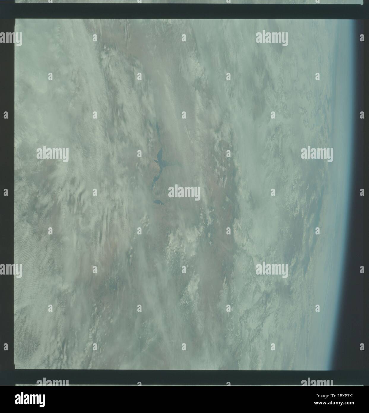AS09-22-3439 - Apollo 9 - Apollo 9 Missionsbild - Erdbeobachtungen - Nevada; Umfang und Inhalt: Die Originaldatenbank beschreibt dies als: Beschreibung: Schräge Erdbeobachtung aufgenommen von der Apollo 9 Crew. Blick ist auf Nevada, Las vegas und Lake Mead. Filmmagazin war C, Filmtyp war SO-368 Ektachrome mit 0.460 - 0.710 Mikrometer Film / Filter Transmissionsverhalten und Dunstfilter, 80mm Objektiv. Der Breitengrad betrug 36.28 N bei Längengrad 114.02 W, die Überlappung betrug 50 %, die Höhenmeilen 106 und die Wolkendecke 93 %. Themengebiet: Apollo 9 Flug, Erdbeobachtungen (aus dem All) Kategorien: Erde O Stockfoto