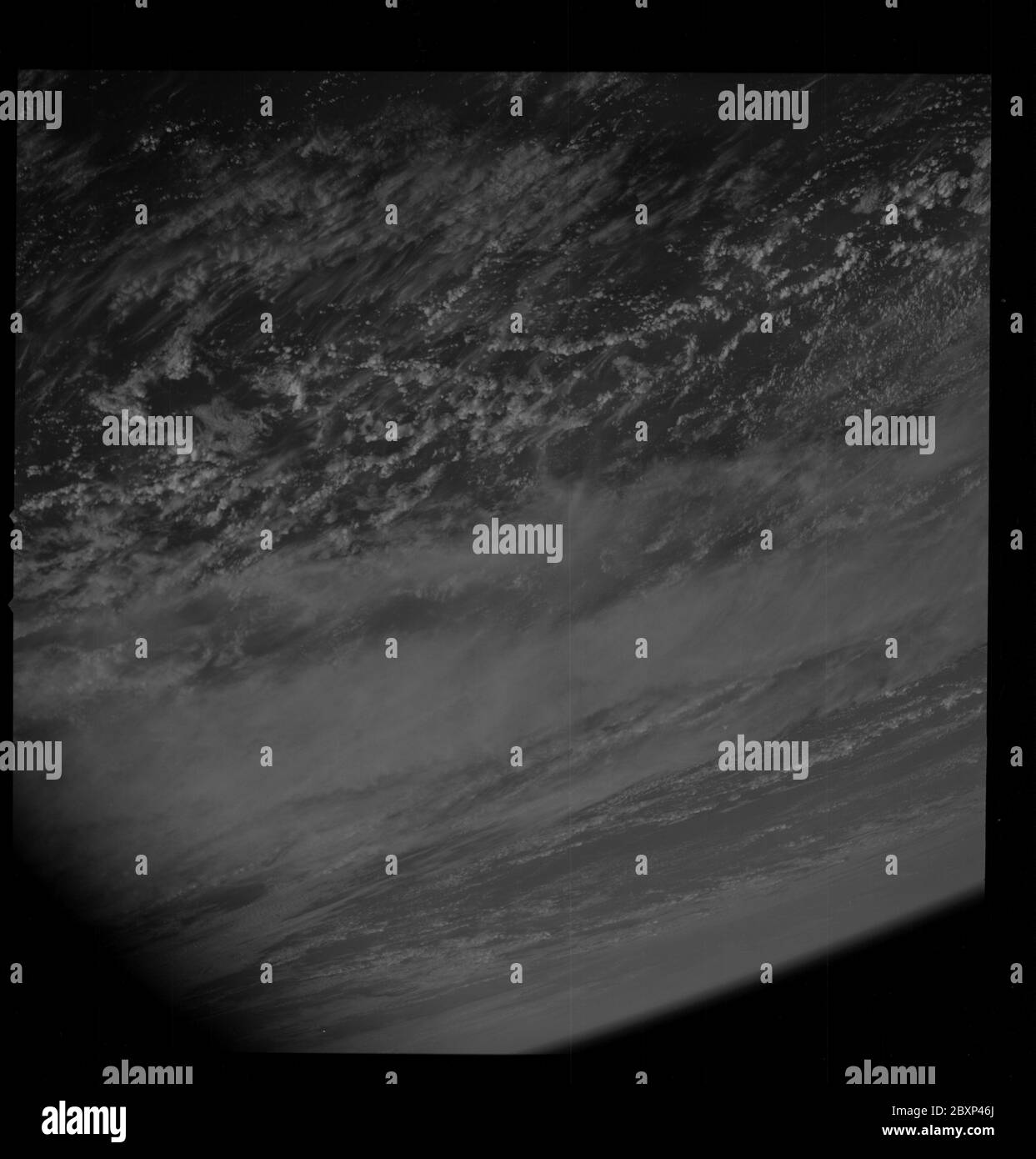 AS09-26B-3697B - Apollo 9 - Apollo 9 Missionsbild - S0-65 Multispektrale Fotografie - Erdoberfläche und Wolken; Umfang und Inhalt: Die Originaldatenbank beschreibt dies wie folgt: Beschreibung: Ansicht eines Erdobteils und Wolken der Apollo 9 Crew. Die Höhe betrug 105 Meilen. . Diese Bilder wurden im Rahmen des NASA S0-65 Experiments Multispectral Terrain Photography aufgenommen. Das Experiment ermöglicht die gleichzeitige Satellitenfotografie der Erdoberfläche in drei verschiedenen Spektralbereichen. Die Fotografie besteht aus vier nahezu räumlich identischen Fotografien. Die Bilder von Bodenobjekten werden in demselben c angezeigt Stockfoto AS09-26B-3697B - Apollo 9 - Apollo 9 Missionsbild - S0-65 Multispektrale Fotografie - Erdoberfläche und Wolken; Umfang und Inhalt: Die Originaldatenbank beschreibt dies wie folgt: Beschreibung: Ansicht eines Erdobteils und Wolken der Apollo 9 Crew. Die Höhe betrug 105 Meilen. . Diese Bilder wurden im Rahmen des NASA S0-65 Experiments Multispectral Terrain Photography aufgenommen. Das Experiment ermöglicht die gleichzeitige Satellitenfotografie der Erdoberfläche in drei verschiedenen Spektralbereichen. Die Fotografie besteht aus vier nahezu räumlich identischen Fotografien. Die Bilder von Bodenobjekten werden in demselben c angezeigt Stockfoto