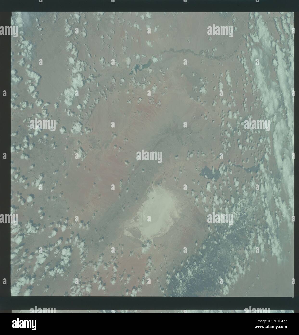 AS09-22-3329 - Apollo 9 - Apollo 9 Missionsbild - Erdbeobachtungen - New Mexico; Umfang und Inhalt: Die Originaldatenbank beschreibt dies als: Beschreibung: Schräge Erdbeobachtung aufgenommen von der Apollo 9 Crew. Blick ist von New Mexico und beinhaltet White Sands, Elephant Butte Reservoir, San Andres und Sacramento Mountains. Filmmagazin war C, Filmtyp war SO-368 Ektachrome mit 0.460 - 0.710 Mikrometer Film / Filter Transmissionsverhalten und Dunstfilter, 80mm Objektiv. Der Breitengrad betrug 32.58 N bei Längengrad 106.40 W, die Überlappung betrug 25 %, die Höhenmeilen 105 und die Wolkendecke 13 %. Betreff: A Stockfoto