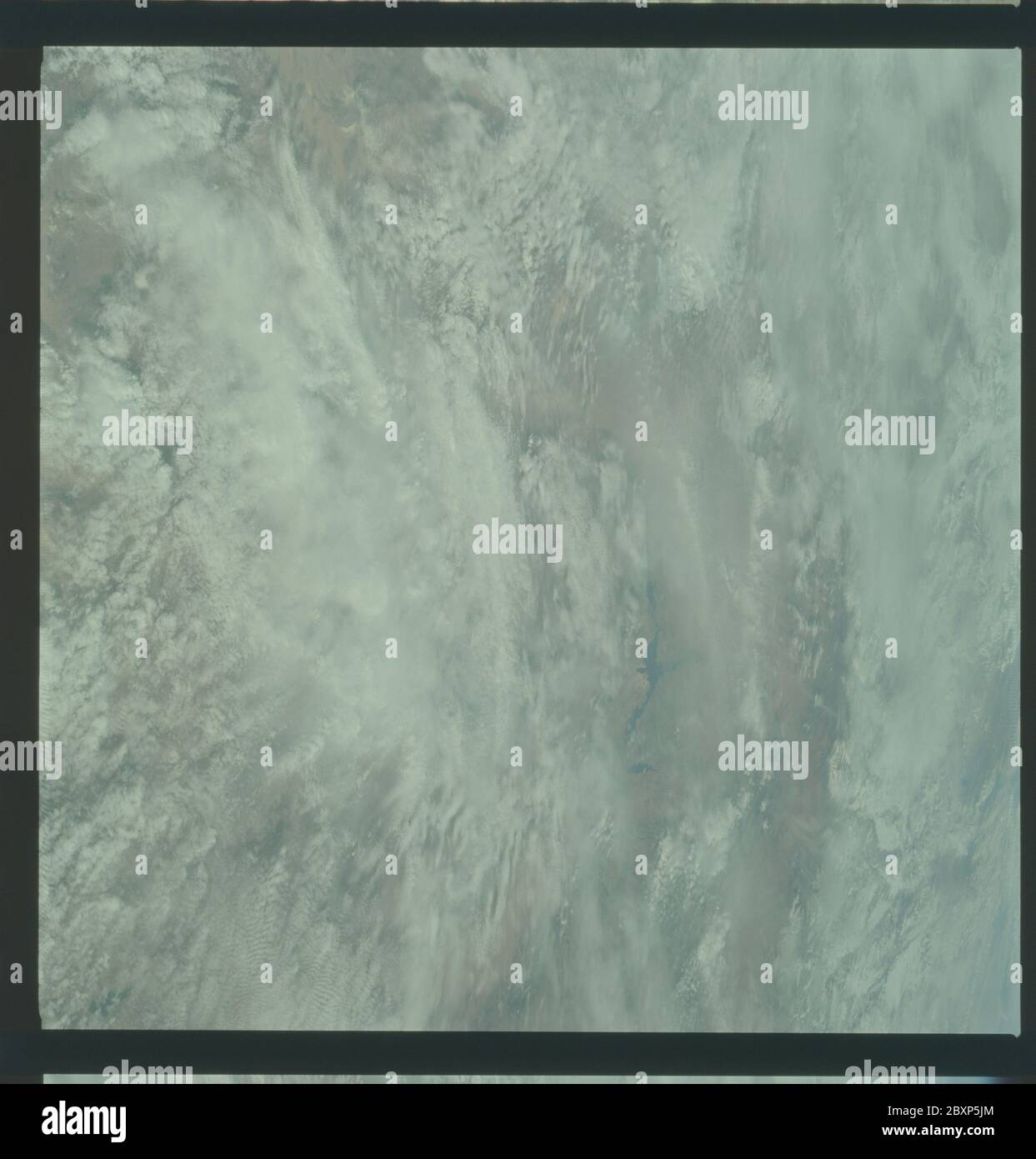 AS09-22-3438 - Apollo 9 - Apollo 9 Missionsbild - Erdbeobachtungen - Nevada; Umfang und Inhalt: Die Originaldatenbank beschreibt dies als: Beschreibung: Schräge Erdbeobachtung aufgenommen von der Apollo 9 Crew. Blick auf Nevada, Las vegas und Lake Mead. Filmmagazin war C, Filmtyp war SO-368 Ektachrome mit 0.460 - 0.710 Mikrometer Film / Filter Transmissionsverhalten und Dunstfilter, 80mm Objektiv. Der Breitengrad betrug 35.13 N bei Längengrad 115.08 W, die Überlappung betrug 70 %, die Höhenmeilen 106 und die Wolkendecke 82 %. Themengebiet: Apollo 9 Flug, Erdbeobachtungen (aus dem All) Kategorien: Erde O Stockfoto