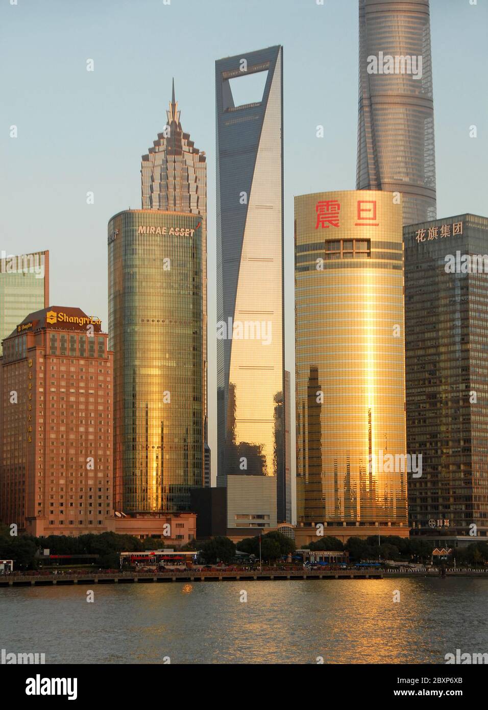 Die hohen modernen Gebäude im Geschäftsviertel von Lujiazui in Pudong, Shanghai, China. Blick auf den Shanghai Tower und das World Financial Center. Stockfoto