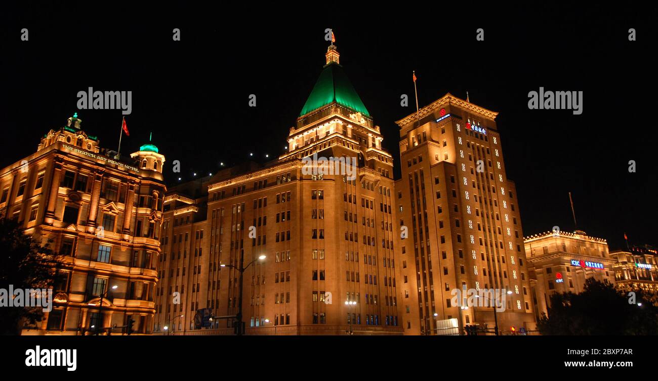Der Bund in Shanghai, China bei Nacht. Das Swatch Art Peace Hotel, Fairmont Peace Hotel, Bank of China Gebäude und ICBC Gebäude (L-R). Stockfoto