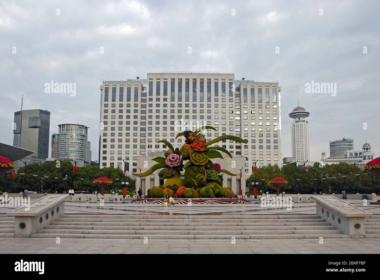 Das Gebäude der Volksrepublik Shanghai auf dem Platz des Volkes, Shanghai, China. Dies ist der Sitz der Stadtverwaltung für die Stadt. Stockfoto