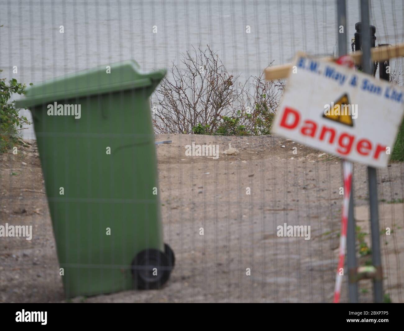 Eastchurch, Kent, Großbritannien. Juni 2020. Das Sheppey Coastguard Team wurde gestern Abend von Dover Coastguard mit Berichten von 3 Leuten beauftragt, die über die Klippen von Eastchurch Gap gingen. Bei der Ankunft waren die 3 Leute über Sicherheitszaun zurückgekehrt und haben den Bereich verlassen. Nachbarn haben berichtet, dass die Zahl der Menschen, die die Sicherheitsbarrieren durchbrechen, zugenommen hat und gestern ein weiterer kleiner Abschnitt der Klippe abbricht. Quelle: James Bell/Alamy Live News Stockfoto