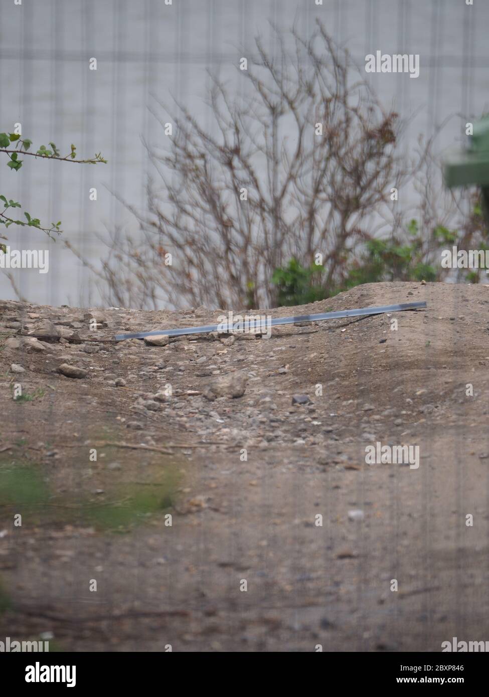 Eastchurch, Kent, Großbritannien. Juni 2020. Das Sheppey Coastguard Team wurde gestern Abend von Dover Coastguard mit Berichten von 3 Leuten beauftragt, die über die Klippen von Eastchurch Gap gingen. Bei der Ankunft waren die 3 Leute über Sicherheitszaun zurückgekehrt und haben den Bereich verlassen. Nachbarn haben berichtet, dass die Zahl der Menschen, die die Sicherheitsbarrieren durchbrechen, zugenommen hat und gestern ein weiterer kleiner Abschnitt der Klippe abbricht. Quelle: James Bell/Alamy Live News Stockfoto