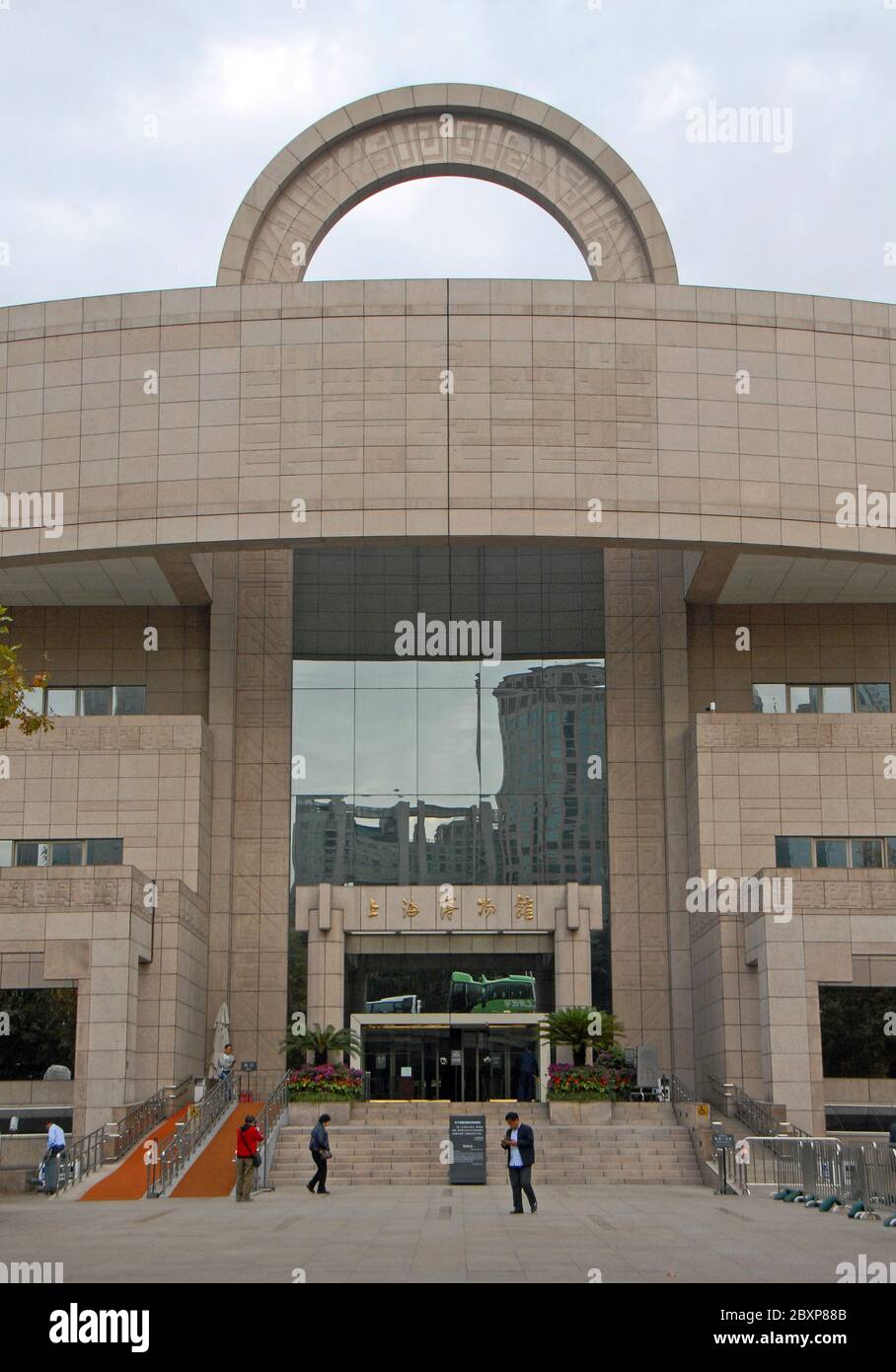 Das Shanghai Museum ist ein Museum der alten chinesischen Kunst auf dem Platz des Volkes, Shanghai, China. Die Sammlung hat Stücke aus dem ganzen Land. Stockfoto