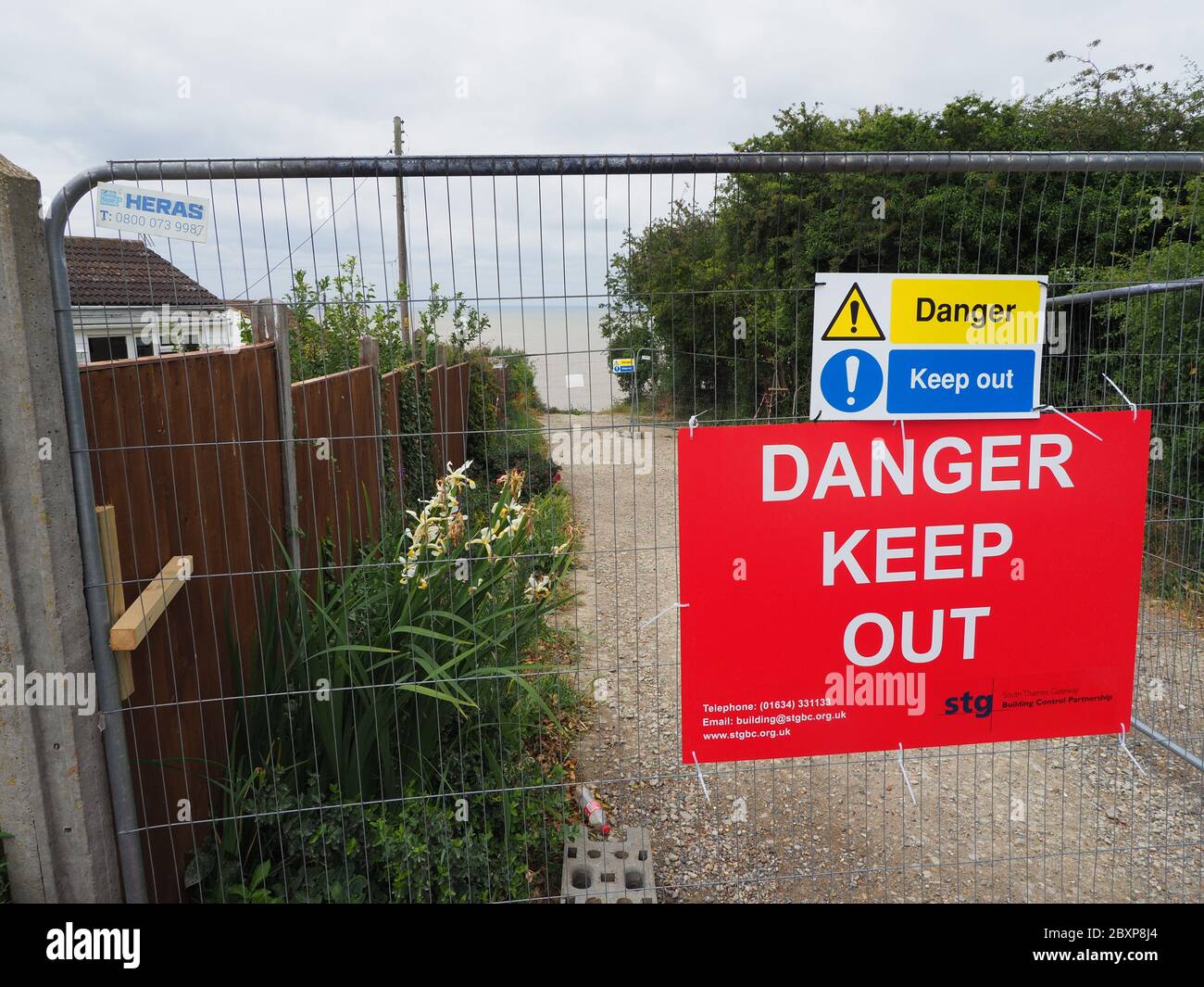 Eastchurch, Kent, Großbritannien. Juni 2020. Das Sheppey Coastguard Team wurde gestern Abend von Dover Coastguard beauftragt, drei Leute über die Klippen von Eastchurch Gap zu bringen. Bei der Ankunft waren die 3 Leute über Sicherheitszaun zurückgekehrt und haben den Bereich verlassen. Nachbarn haben berichtet, dass die Zahl der Menschen, die die Sicherheitsbarrieren durchbrechen, zugenommen hat und gestern ein weiterer kleiner Abschnitt der Klippe abbricht. Quelle: James Bell/Alamy Live News Stockfoto
