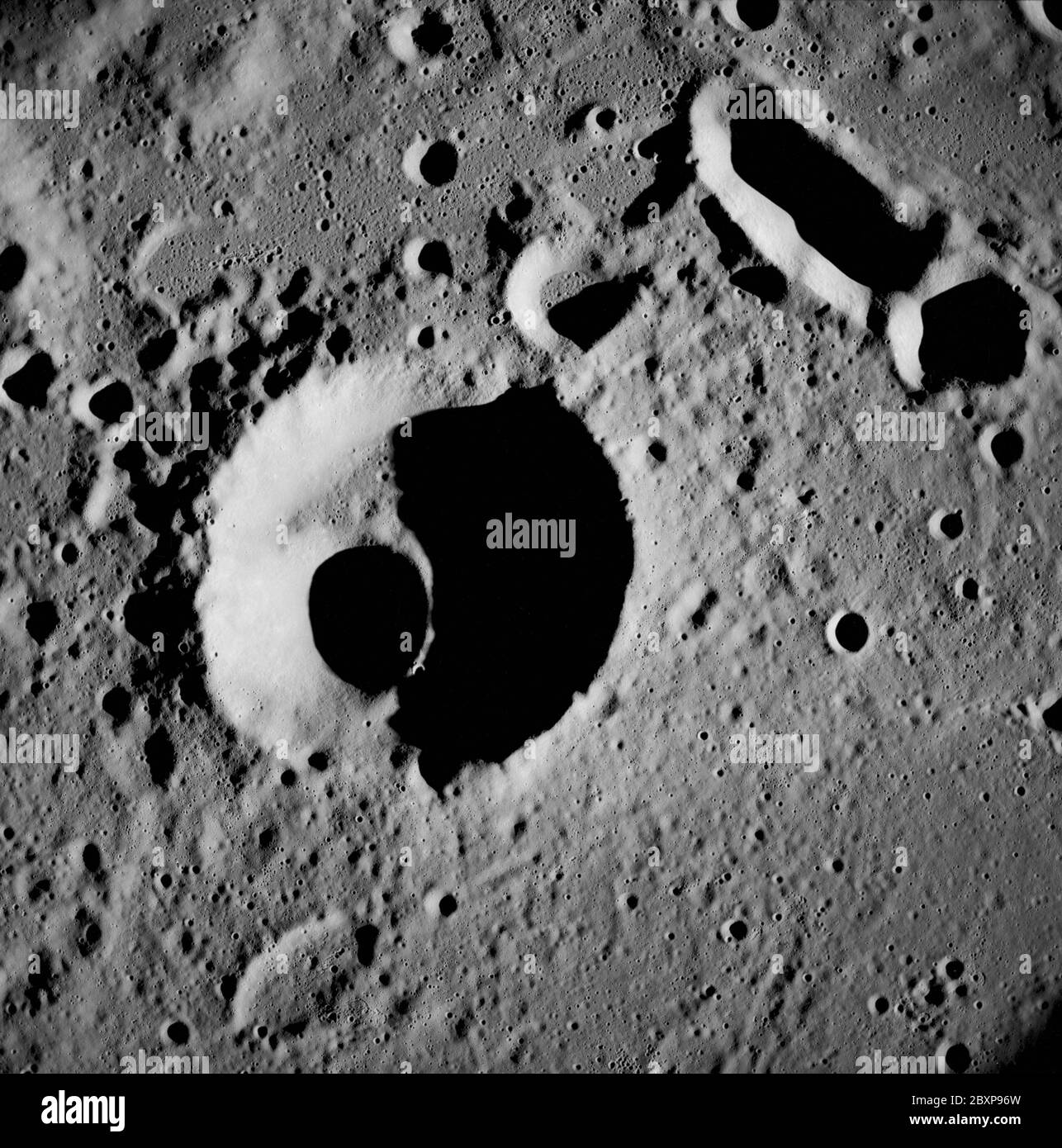 AS08-12-2052 - Apollo 8 - Apollo 8 Missionsbild, Farside of Moon; Umfang und Inhalt: Die Originaldatenbank beschreibt dies als: Beschreibung: Apollo 8,Farside of Moon. Bild aufgenommen mit Revolution 4. Breite 05 Süd, Längengrad 157 West. Kamera-Neigungsmodus: Vertikales Stereo. Sonnenwinkel: 7. Original Film Magazin wurde mit D. bezeichnet.Kameradaten: 70mm Hasselblad. Objektiv: 80 mm; Blendenautomatik: 2.8 mm; Verschlusszeit: 1/250 Sekunden. Filmtyp: Kodak SO-3400 Schwarz-Weiß, ASA 40. Andere fotografische Berichterstattung: Lunar Orbiter 1 (LO I) S-3. Flugdatum: 21.-27,1968. Dezember. Subject Terms: Apollo 8 Flug, Mondfotografie Stockfoto