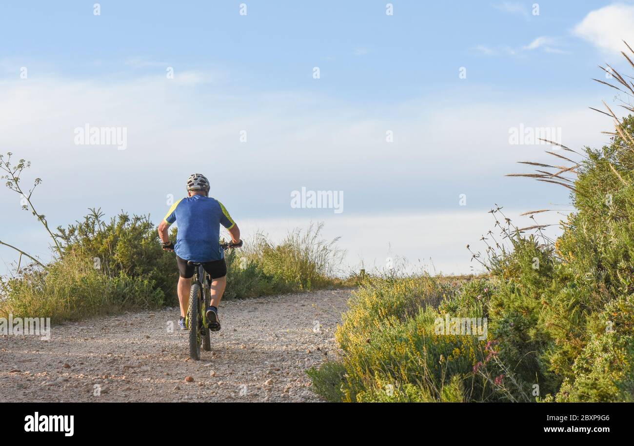 Mann in den Bergen, Mountainbiken, Radfahren, Sport treiben, Costa del Sol, Spanien. Stockfoto