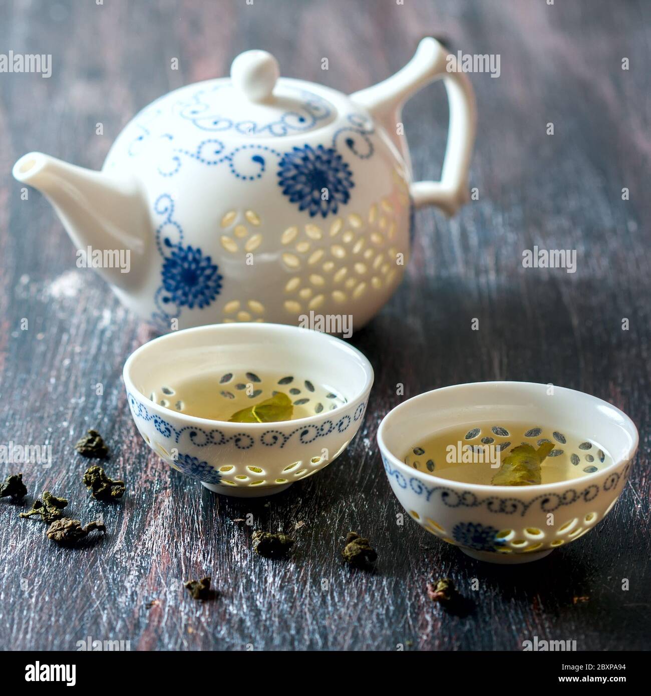 Chinesisches Teeset, grüner Tee und frische Minze. Selektiver Fokus Stockfoto