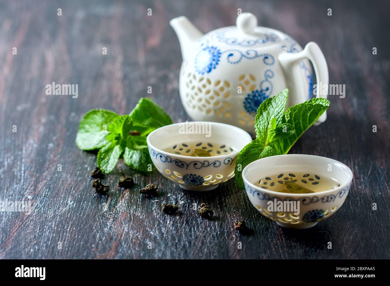 Chinesisches Teeset, grüner Tee und frische Minze. Selektiver Fokus Stockfoto