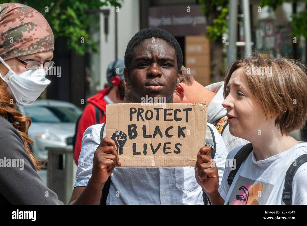 Cork, Irland. Juni 2020. Zwischen 1,000 und 1,500 Menschen versammelten sich heute auf der Grand Parade unter dem Banner von Black Lives Matter, um gegen die Ermordung des unbewaffneten Schwarzen in Amerika, George Floyd, zu protestieren. An dem Protest waren Kit und Ana Baas Churchill Isibor aus Douglas. Kork. Credit: AG News/Alamy Live News Stockfoto