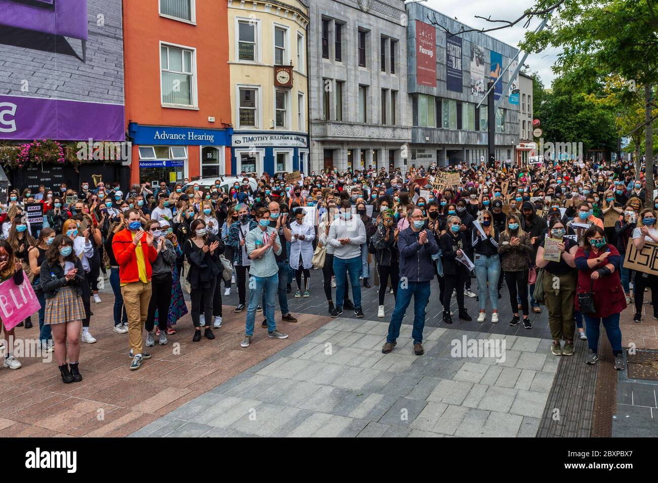 Cork, Irland. Juni 2020. Zwischen 1,000 und 1,500 Menschen versammelten sich heute auf der Grand Parade unter dem Banner von Black Lives Matter, um gegen die Ermordung des unbewaffneten Schwarzen in Amerika, George Floyd, zu protestieren. Credit: AG News/Alamy Live News Stockfoto