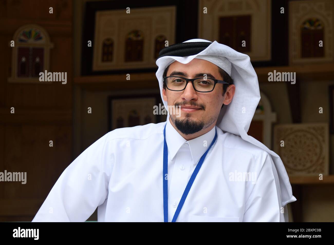 Moskau, Russland - 14. Juli 2018: Katarischer Mann in traditioneller Kleidung schaut auf die Kamera Stockfoto