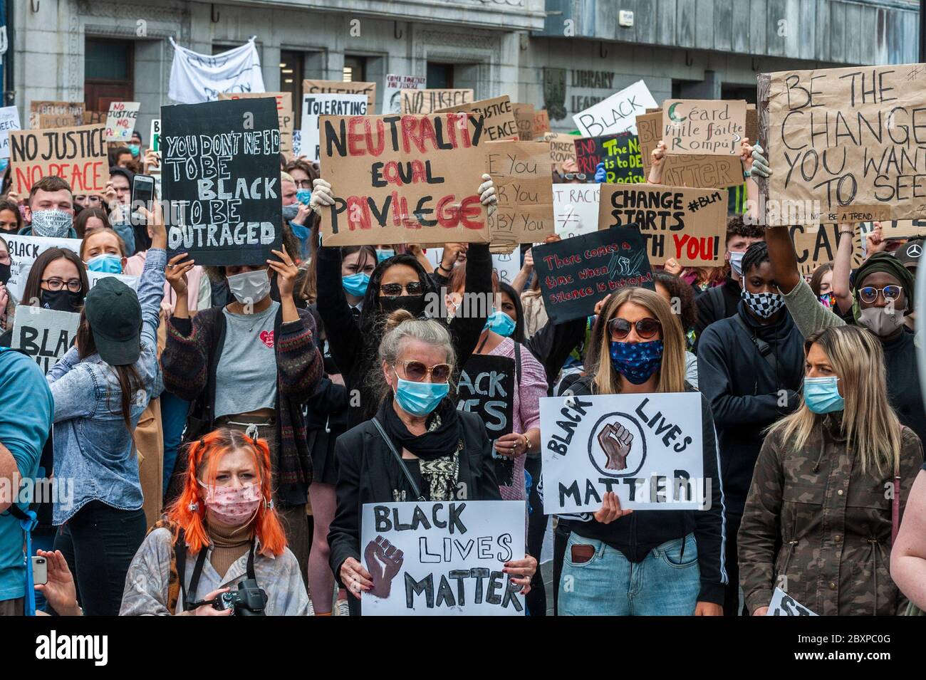 Cork, Irland. Juni 2020. Zwischen 1,000 und 1,500 Menschen versammelten sich heute auf der Grand Parade unter dem Banner von Black Lives Matter, um gegen die Ermordung des unbewaffneten Schwarzen in Amerika, George Floyd, zu protestieren. Credit: AG News/Alamy Live News Stockfoto