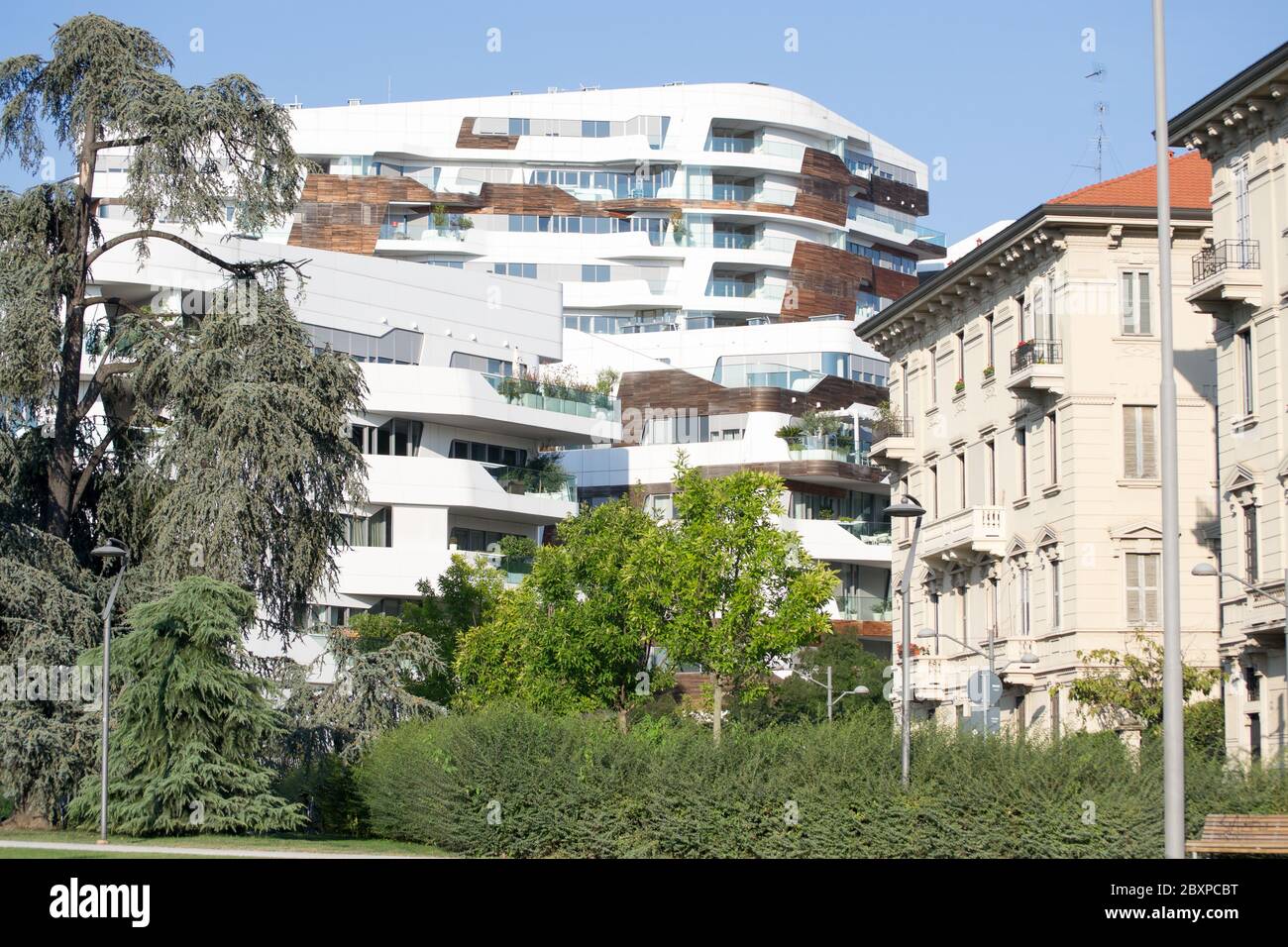 Im neuen Stadtviertel City Life in Mailand, Italien, september 2018.die modernen Wohngebäude der letzten Jahre stehen den traditionellen gegenüber Stockfoto