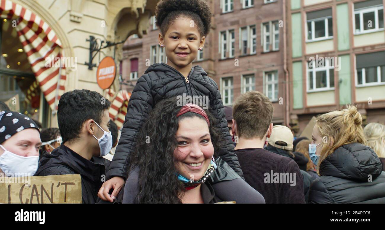 Black Lives Matter Rally, Frankfurt, Deutschland. Juni 2020. Schwarzes Mädchen sitzt auf den Schultern der Mutter bei Anti-Rassismus-Porträt. Stockfoto