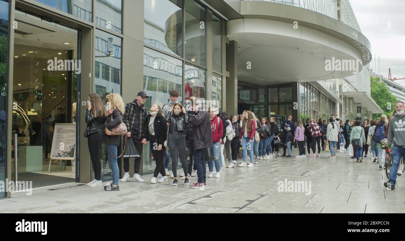 Frankfurt, Deutschland. Juni 2020. Lange Schlange von jungen Menschen warten, um auf der Zeil Geschäft zu betreten. Stockfoto