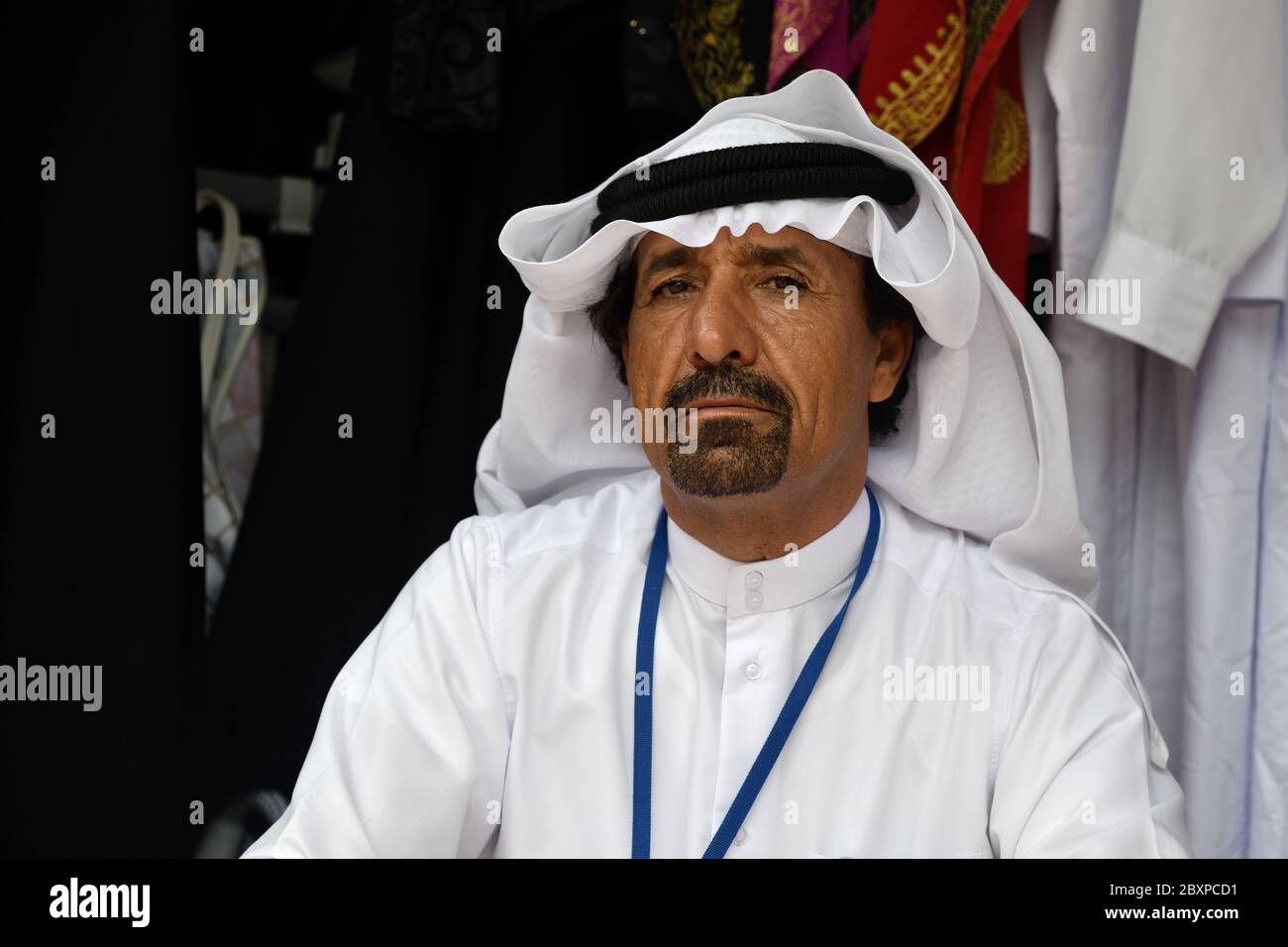 Moskau, Russland - 14. Juli 2018: Älterer katarischer Mann in traditioneller Kleidung schaut auf die Kamera, arabische Kleidung im Hintergrund Stockfoto