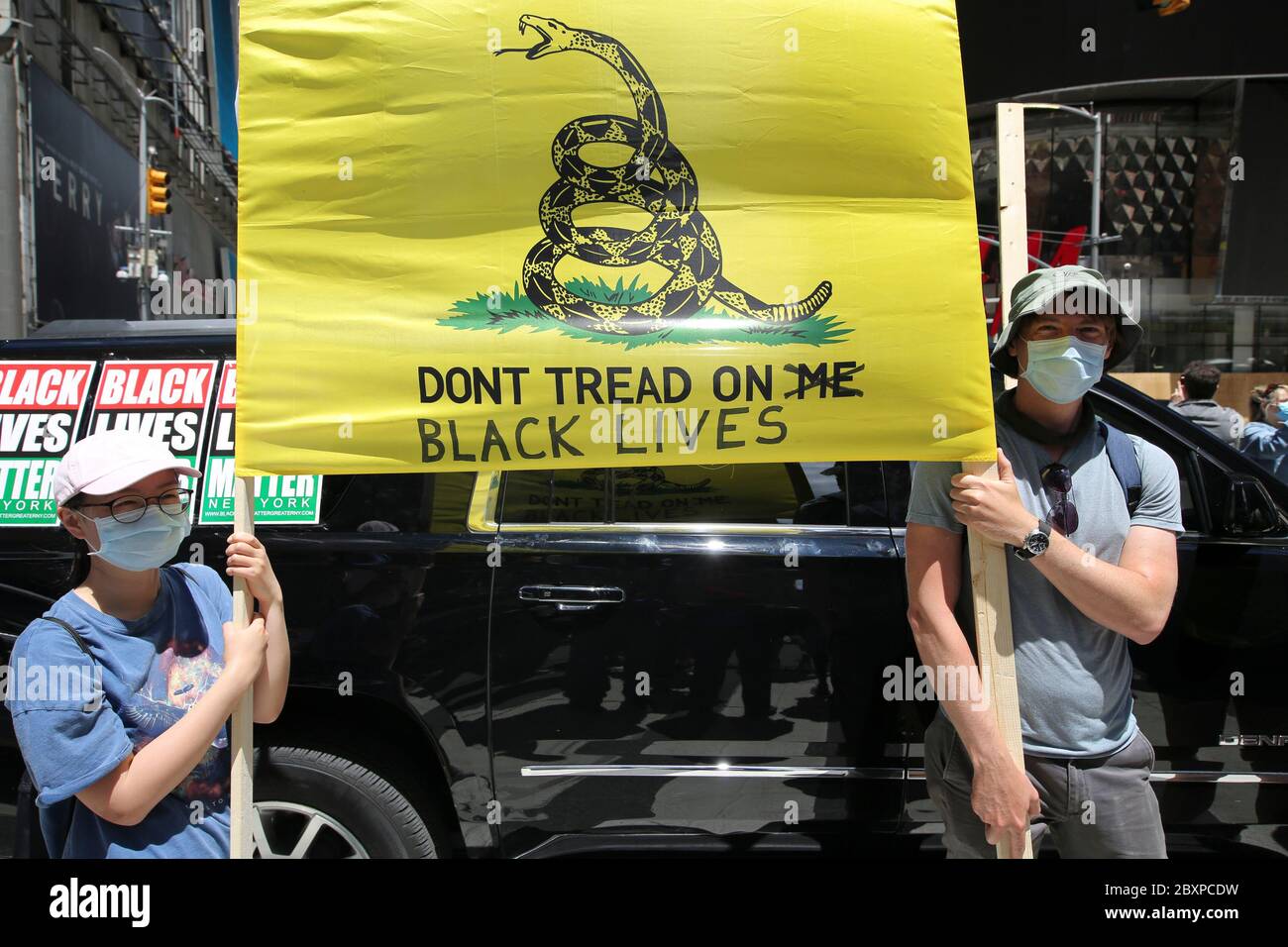 Juni 7, 2020, New York, New York, USA: Links, Sarah Huang und ihr Mann Orion Talley, beide 32, von Brooklyn halten ein donâ €™t Tread auf (Me) Black Lives Matter Flagge während der Blue Print Rallye am Times Square in New York, New York. â € œThis ist die Bürgerrechtsbewegung unserer Zeit und jeder einzelne Amerikaner sollte stolz sein, für die Gleichheit für die Gerechtigkeit, für alles, was die Verfassung behauptet, stehen forâ € Talley sagte. Talley erklärte auch, er â € œfeels diese Flagge sollte der Bürgerrechtsbewegung gehören, weil es bürgerliche Freiheiten, Widerstand gegen eine tyrannische Regierung darstellt.â Stockfoto