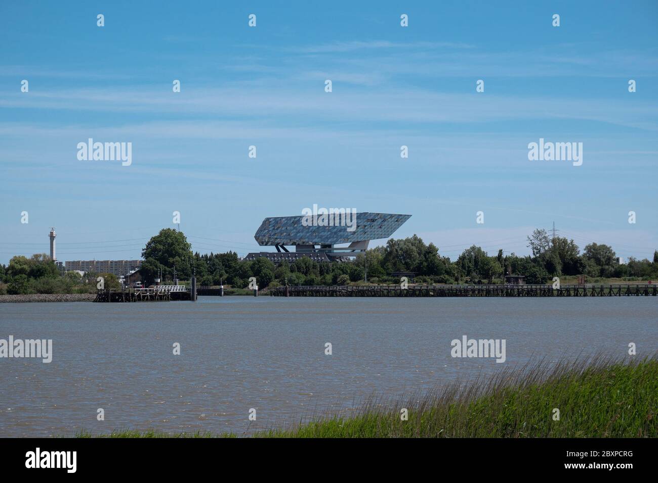 Antwerpen, Belgien, 31. Mai 2020, das neue Hafenhaus von Antwerpen auf der Schelde, Foto vom linken Ufer Stockfoto