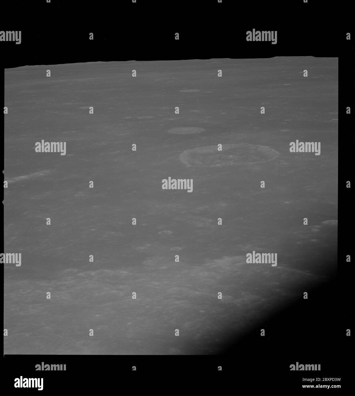 AS10-32-4711 - Apollo 10 - Apollo 10 Missionsbild - Ziel der Gelegenheit 78a, Krater Maskelyne; Umfang und Inhalt: Die Originaldatenbank beschreibt dies als: Beschreibung: Schräge Ansicht des Ziels der Gelegenheit 78a,Krater Maskelyne aufgenommen während der Apollo 10 Mission. Die Länge betrug 31.3 Grad Ost und die Breite 1.6 Grad Nord. Der Sonnenwinkel war mittel. Filmmagazin war S, Filmtyp war 3400 mit 250mm Objektiv. Der Filmtyp war 70mm schwarz-weiß. Hinweis: Fenster „Handed obliques blocked“ (Obliques blocked view) (Command Service Module (CSM)). Themenbegriffe: Apollo 10 Flug, Mond, Krater, Command Service Module, Windo Stockfoto