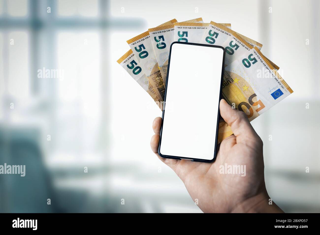 Online-Banking, E-Commerce und digitale Geldbörse Konzept - Hand halten Euro-Geld und Handy mit leerem Bildschirm in der Hand Stockfoto