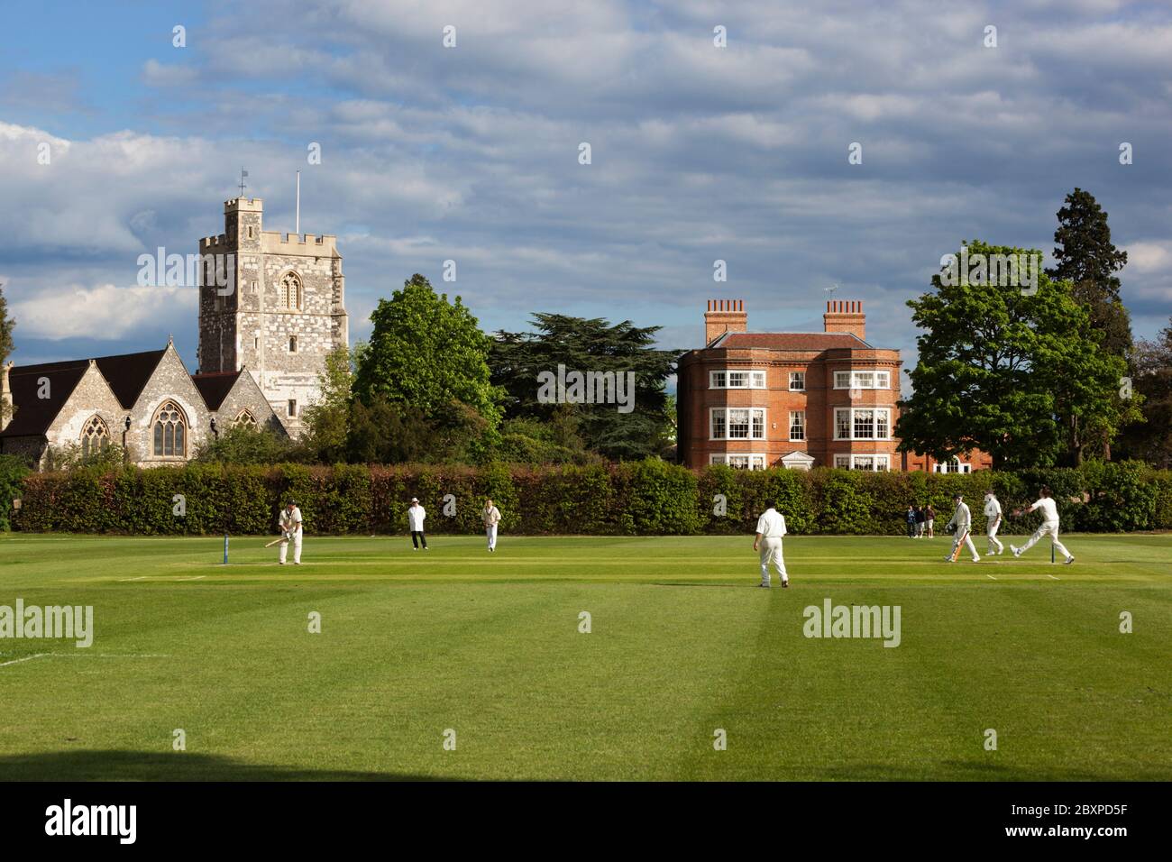 Cricket-Spiel vor der St. Michael's Church, Bray-on-Thames, Berkshire, England, Großbritannien Stockfoto