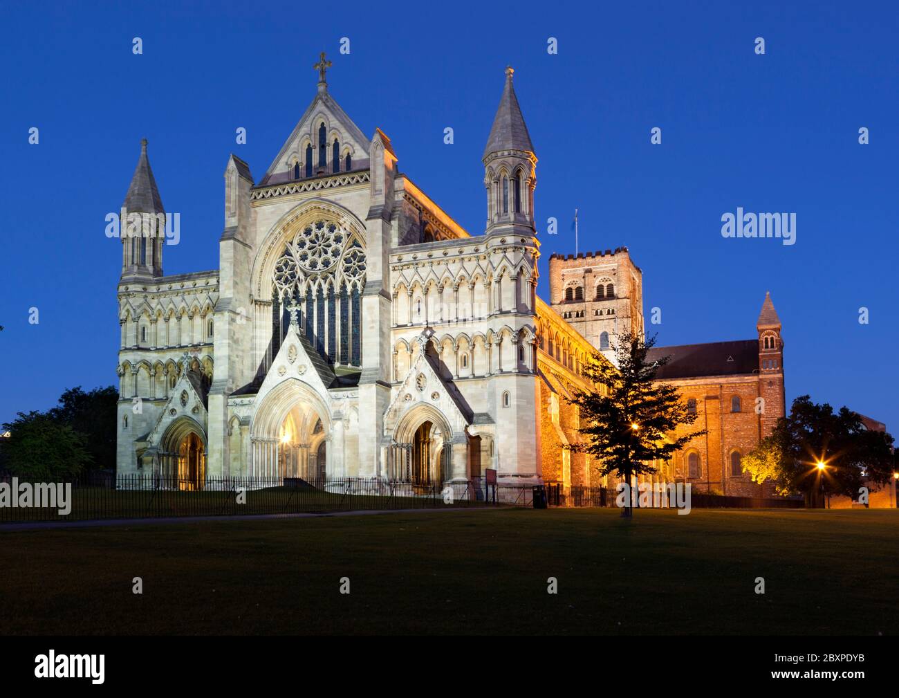 Kathedrale und Abbey Church of Saint Alban (Großbritanniens erster christlicher Märtyrer) in der Nacht, St Albans, Hertfordshire, England, Großbritannien, Europa Stockfoto