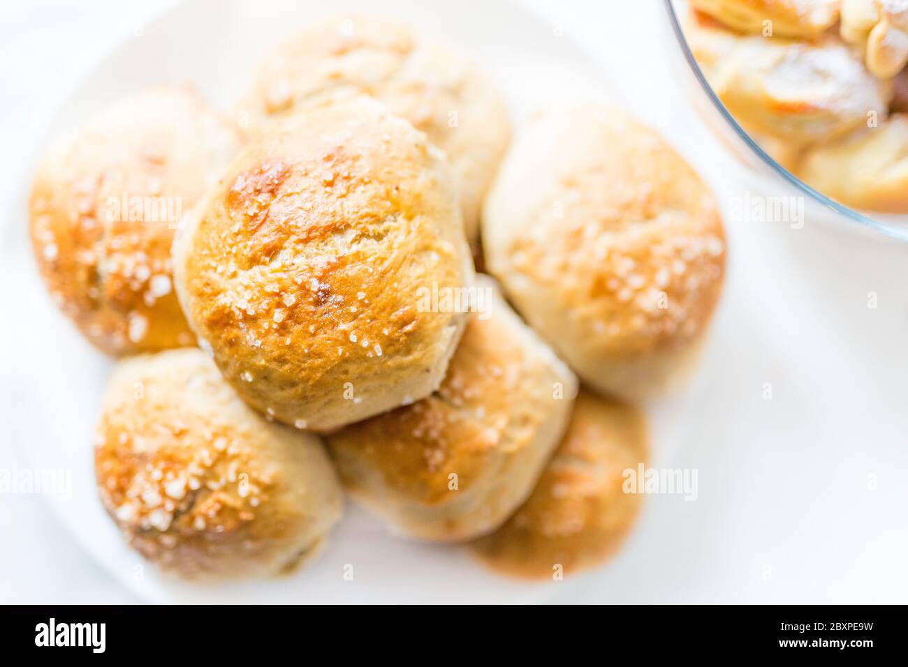 Frisches, salziges Brot, Buns, mit Salz überteigtes Gebäck Stockfoto