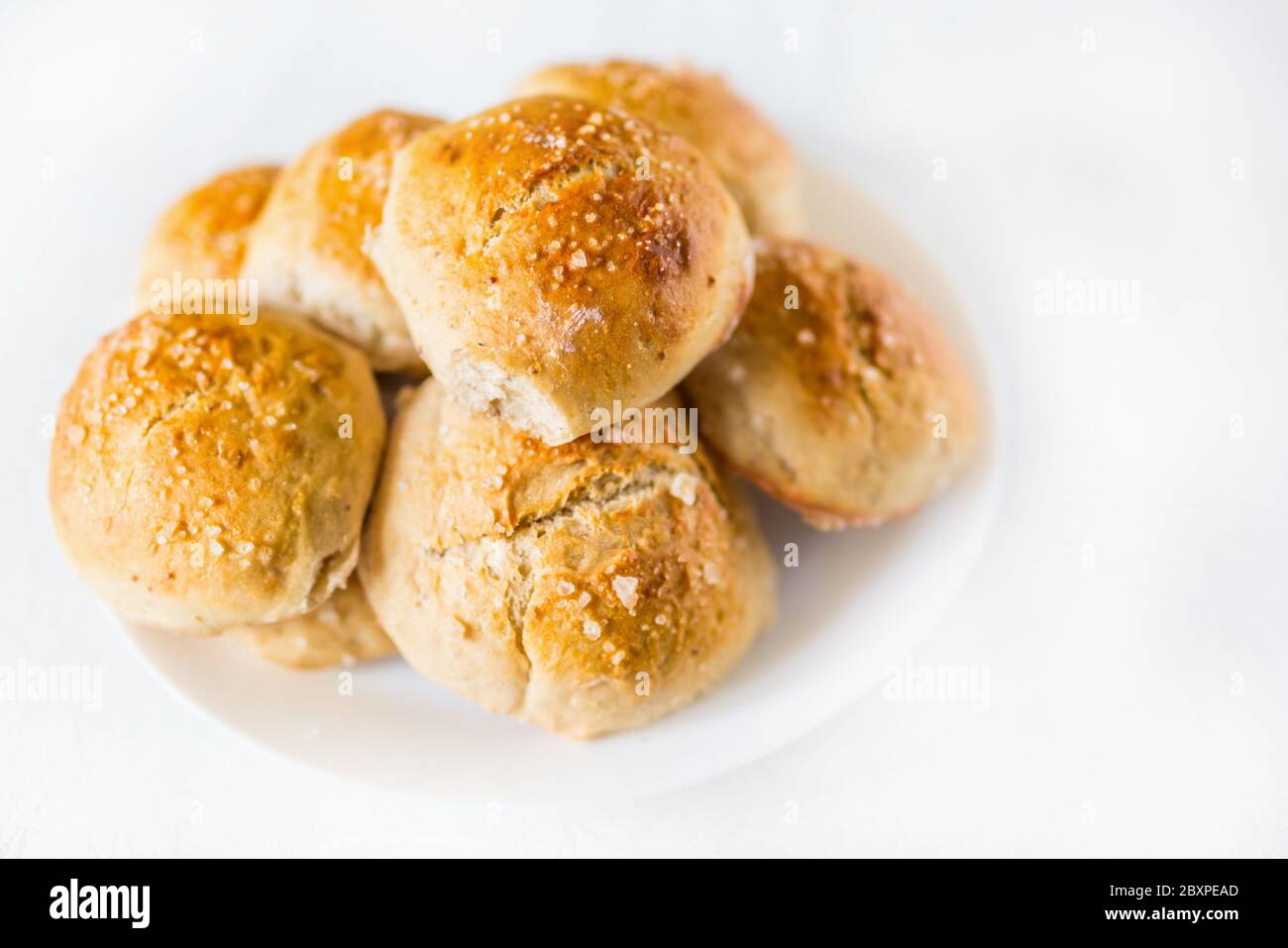 Frisches, salziges Brot, Buns, mit Salz überteigtes Gebäck Stockfoto