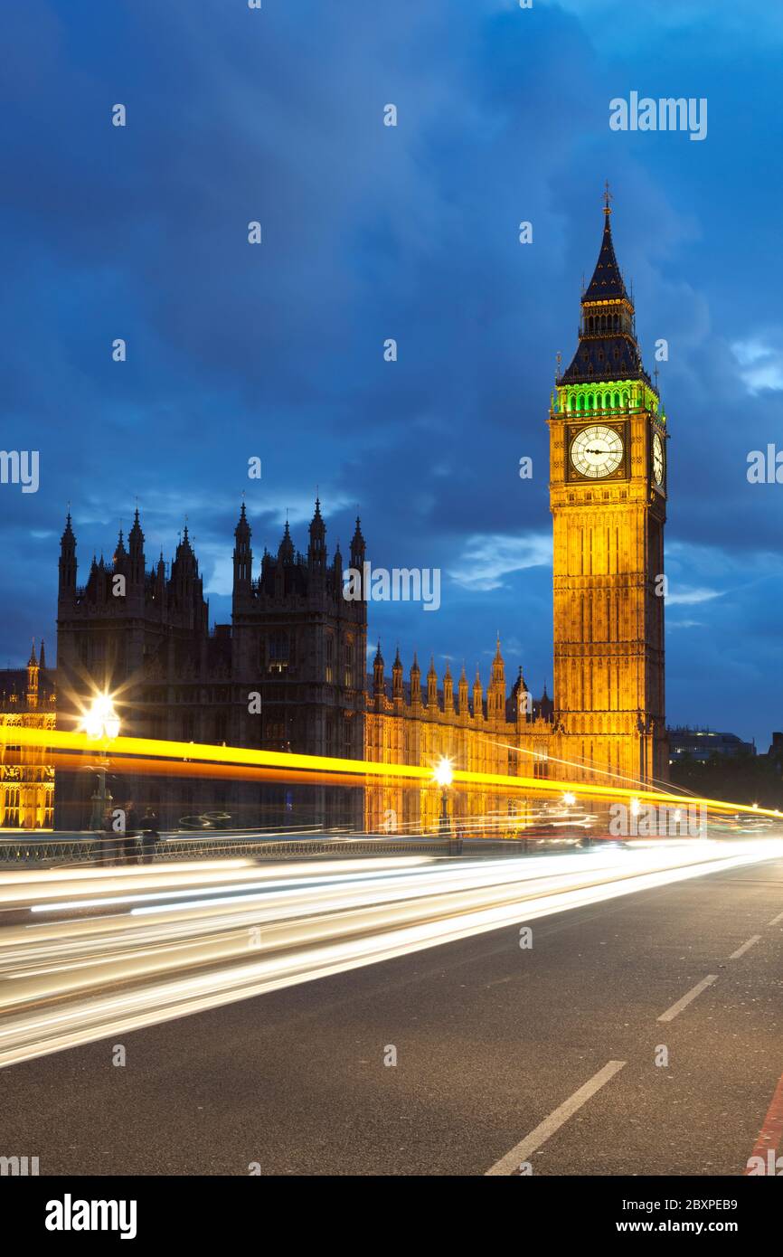 Big Ben und Parlament mit Autolicht-Trails in der Abenddämmerung, London, Großbritannien Stockfoto