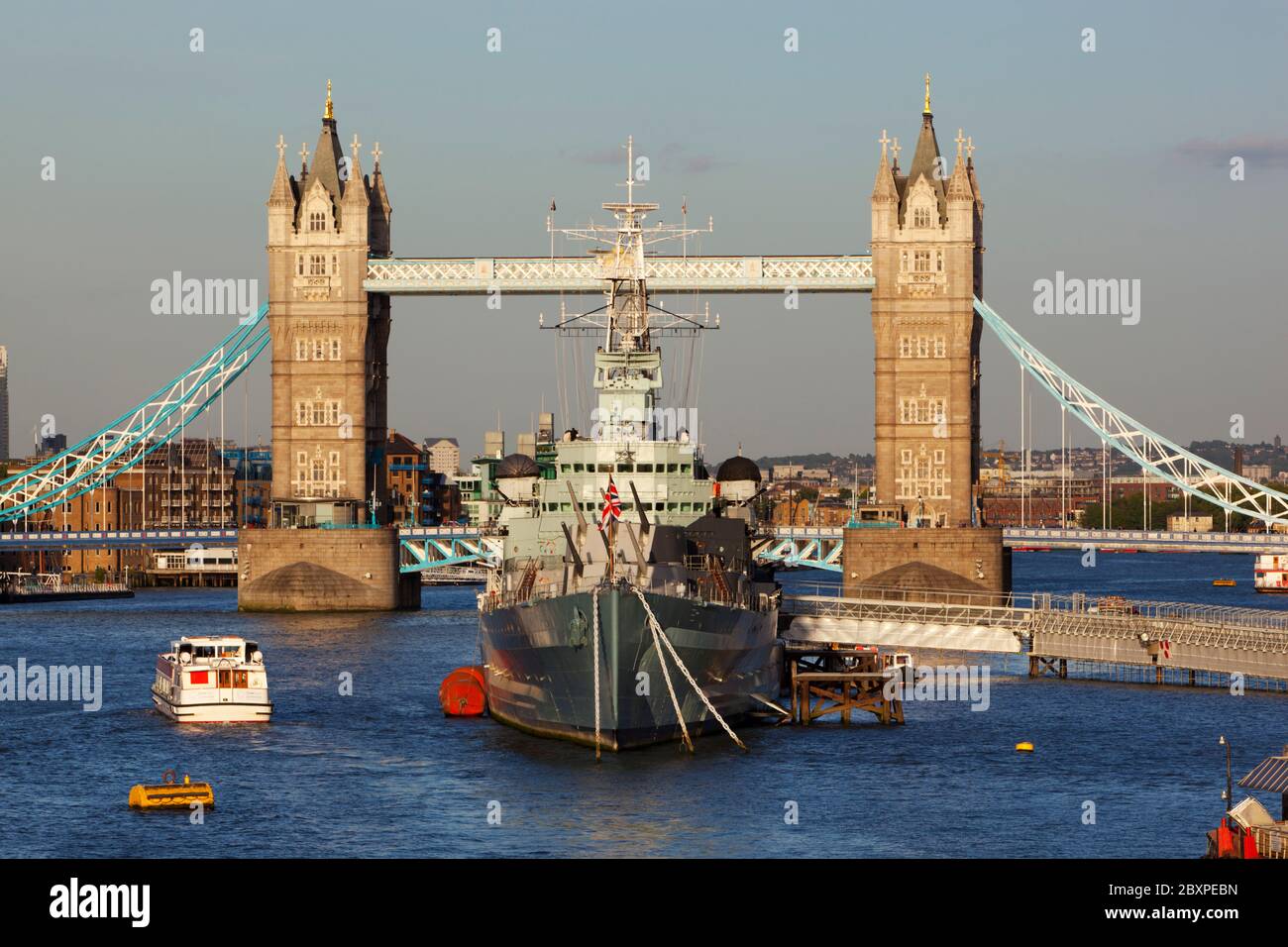 Tower Bridge und HMS Belfast an der Themse, London, Großbritannien Stockfoto