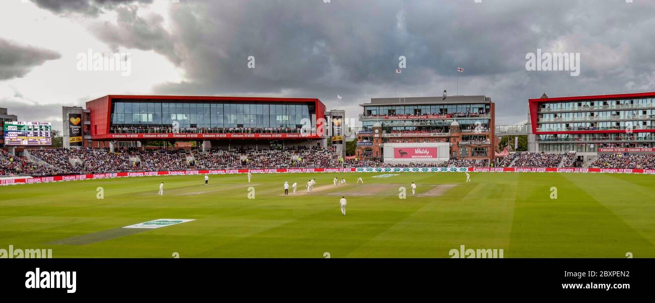 Allgemeiner Blick auf den Point, den Pavillon und das Hilton Garden Inn Hotel während des Ashes Test Match am Old Trafford Cricket Ground Stockfoto