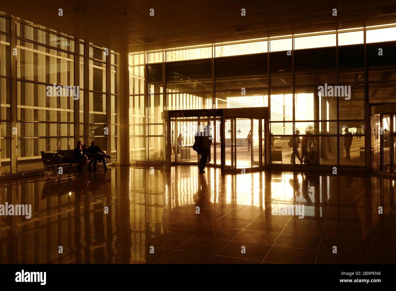 Passagiere kommen am Flughafen Barcelona an Stockfoto