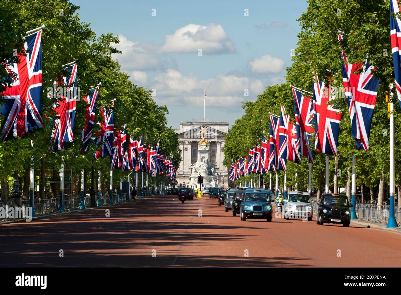 Blick auf die Mall mit Union-Flaggen gesäumt zum Buckingham Palace, London, Großbritannien Stockfoto