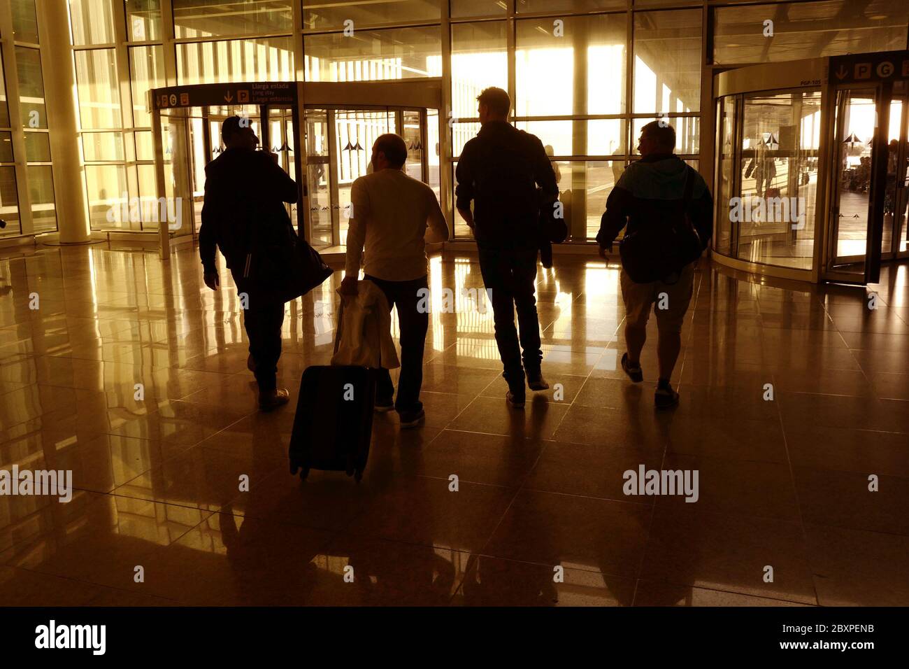 Passagiere kommen am Flughafen Barcelona an Stockfoto