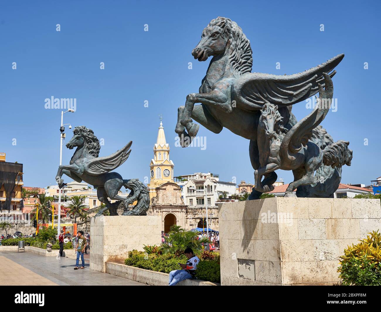 Pegasus Skulpturen am Kai in der Nähe des Uhrturms Eingang zur alten ummauerten Stadt Cartagena, Kolumbien Stockfoto