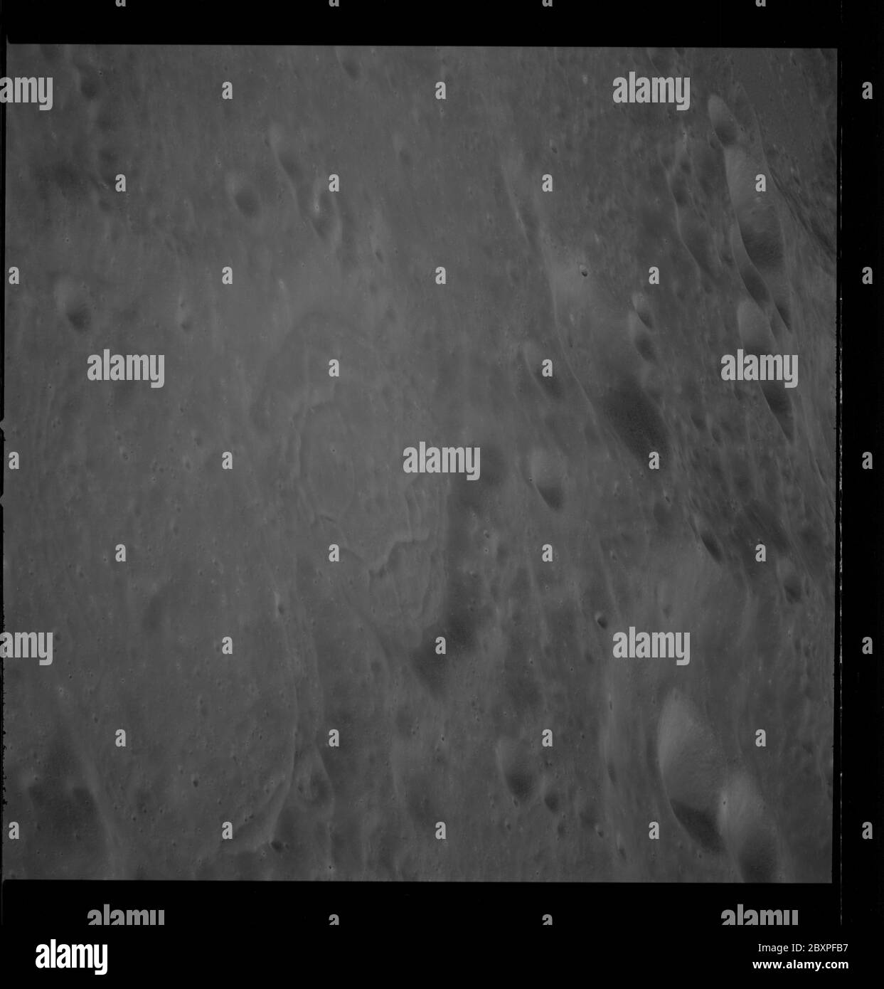 AS10-33-4969 - Apollo 10 - Apollo 10 Missionsbild - Ziel der Gelegenheit 29; Umfang und Inhalt: Die ursprüngliche Datenbank beschreibt dies als: Beschreibung: Schräge Ansicht des Ziels der Gelegenheit. Die Länge war 146.4 Grad Ost und die Breite 5.7 Grad Süd. Der Sonnenwinkel war hoch. Filmmagazin war T, Filmtyp war 3400 mit 250mm Objektiv. Der Filmtyp war 70mm schwarz-weiß. Themengebiet: Apollo 10 Flug, Mond Kategorien: Mondbeobachtungen Original: Film - 70MM S&W Interior Exterior: Exterior Ground Orbit: On-Orbit; 1967 – 1972; Stockfoto