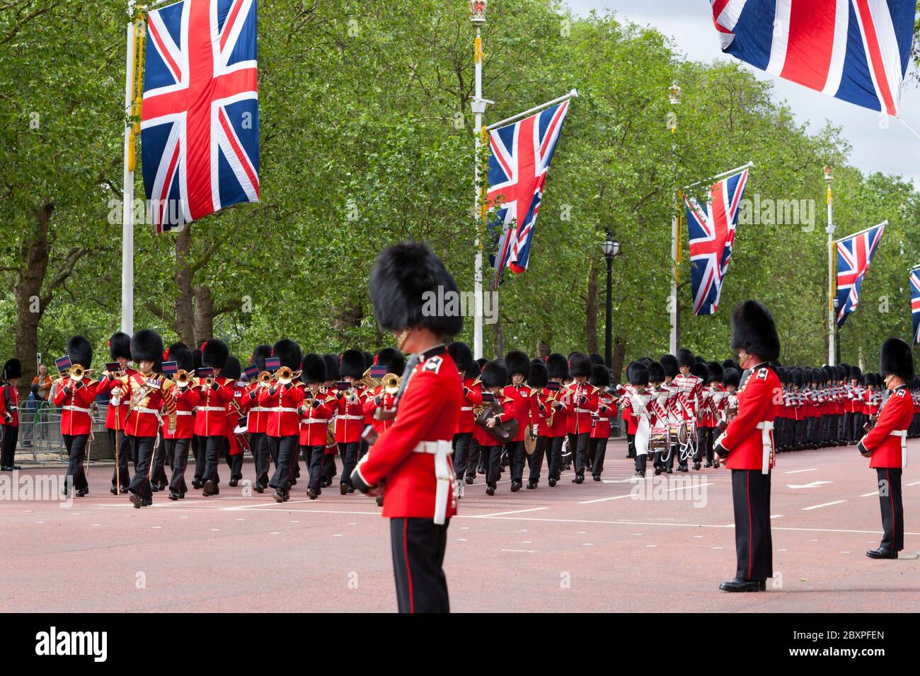 Band der Coldstream Guards marschiert entlang der Mall, London, Großbritannien Stockfoto